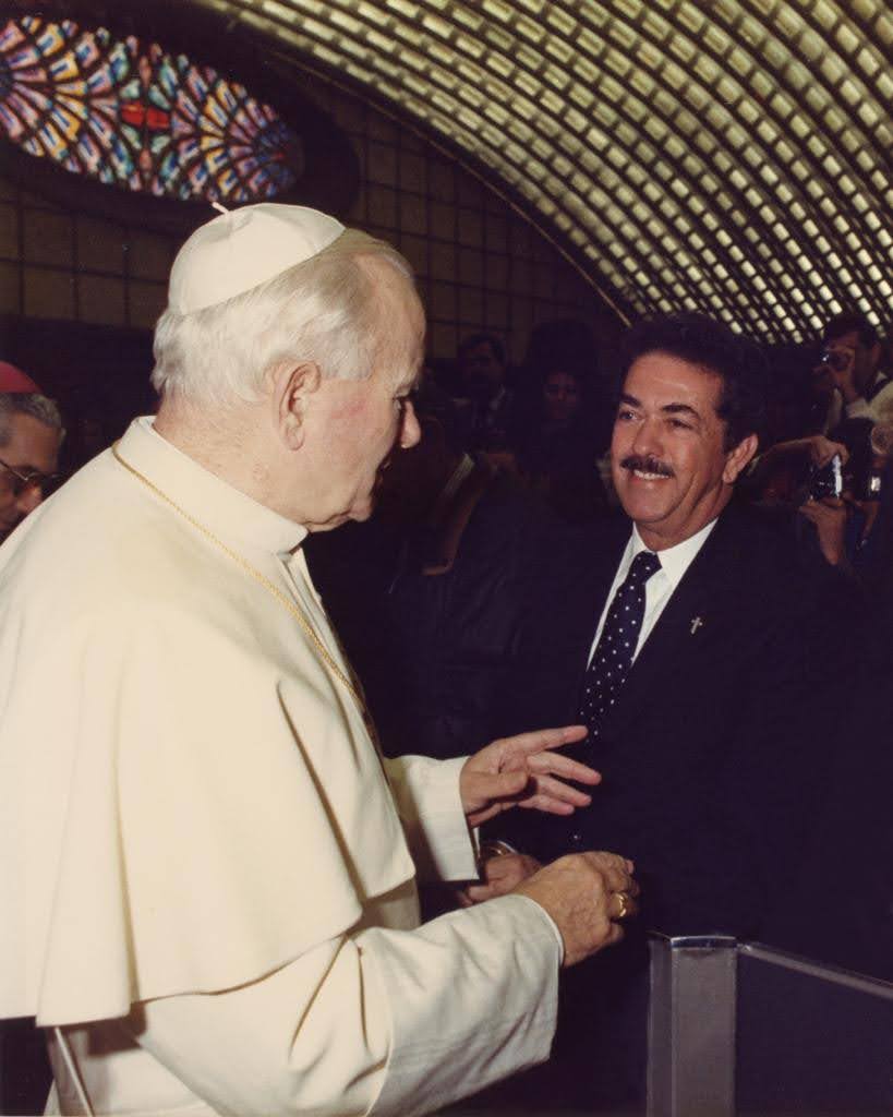 Nuestro Fundador con el Papa Juan Pablo II