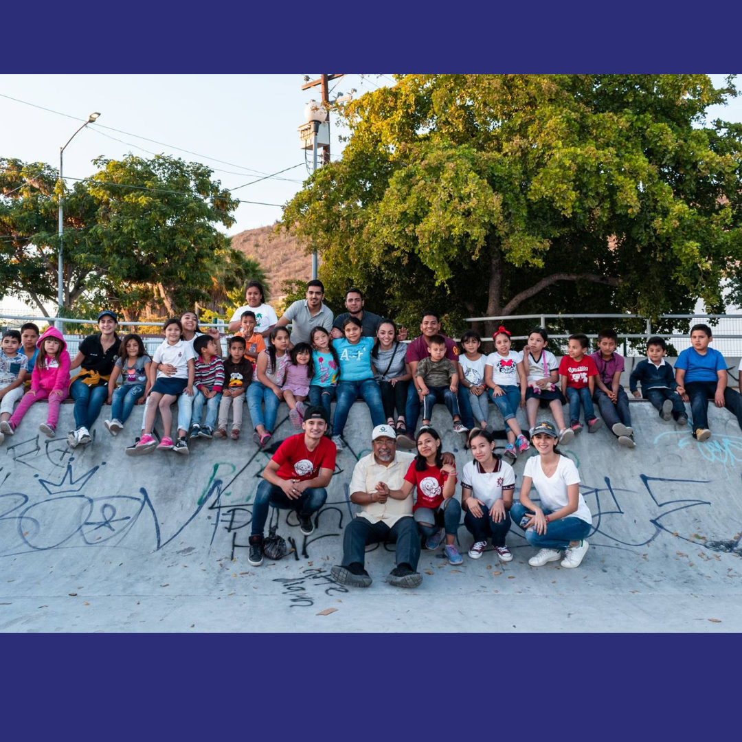 Becados realizando voluntariado comunitario.